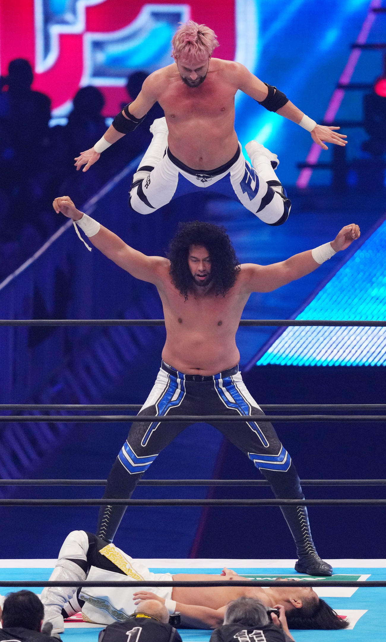 攻めるエル・ファンタズモ（上）、ヒクレオ組（撮影・横山健太）