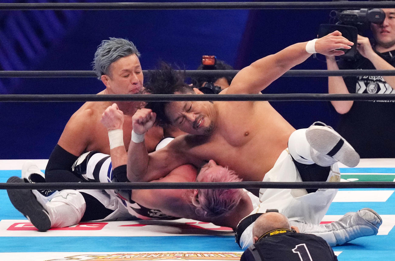 消灯を決めるYOSHI－HASHI（左）後藤組（撮影・横山健太）