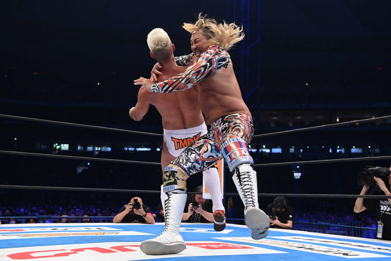 棚橋（右）はザック・セイバーJr．にスリングブレイドを決める（C）新日本プロレス