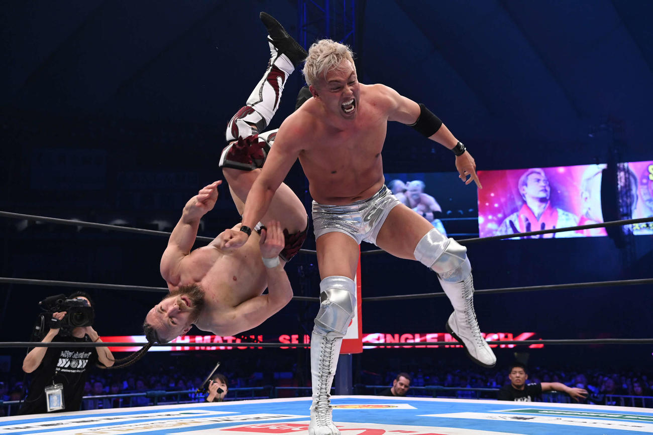 ダニエルソン（左）にレインメーカーを決めるオカダ（C）新日本プロレス