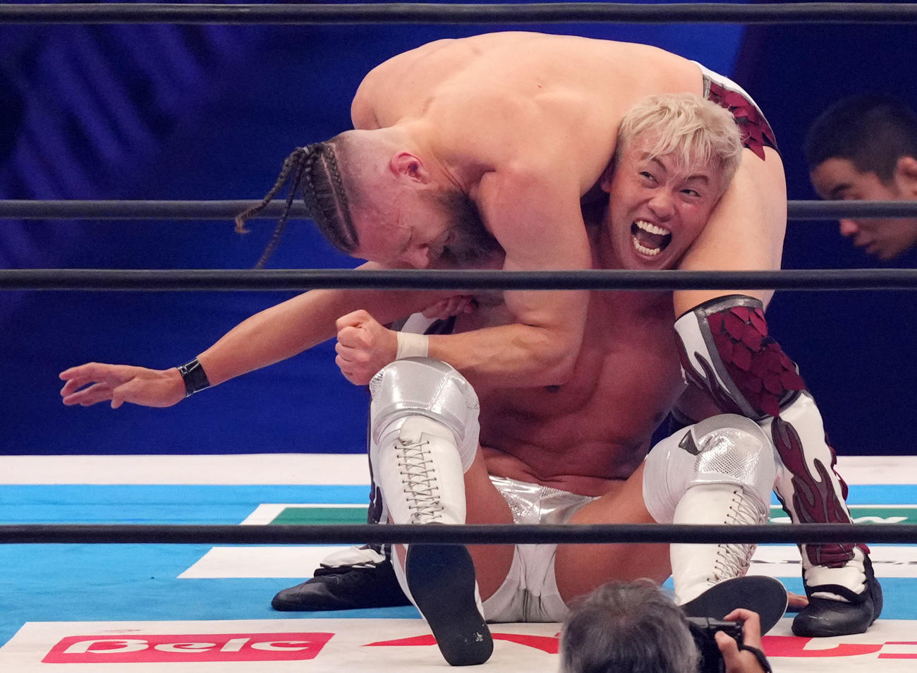 苦しそうな表情を見せるオカダ・カズチカ（右）（撮影・横山健太）