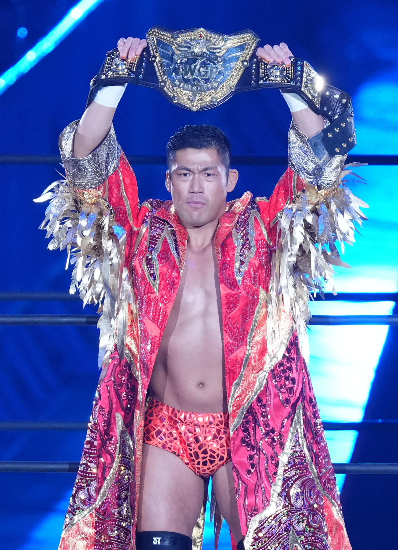 IWGPヘビー級ベルトを掲げて入場するSANADA（撮影・横山健太）