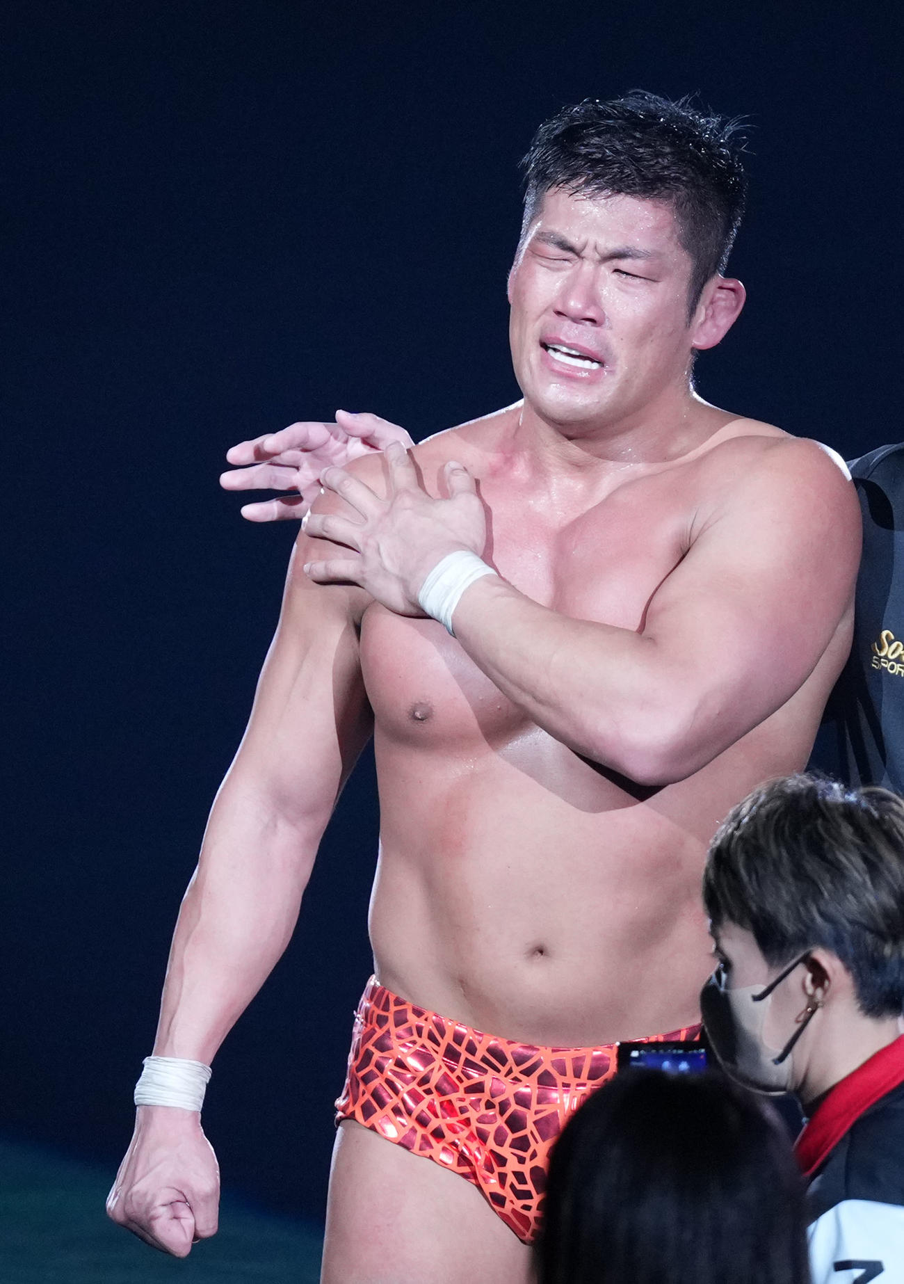 涙を流し会場を後にするSANADA（左）（撮影・横山健太）