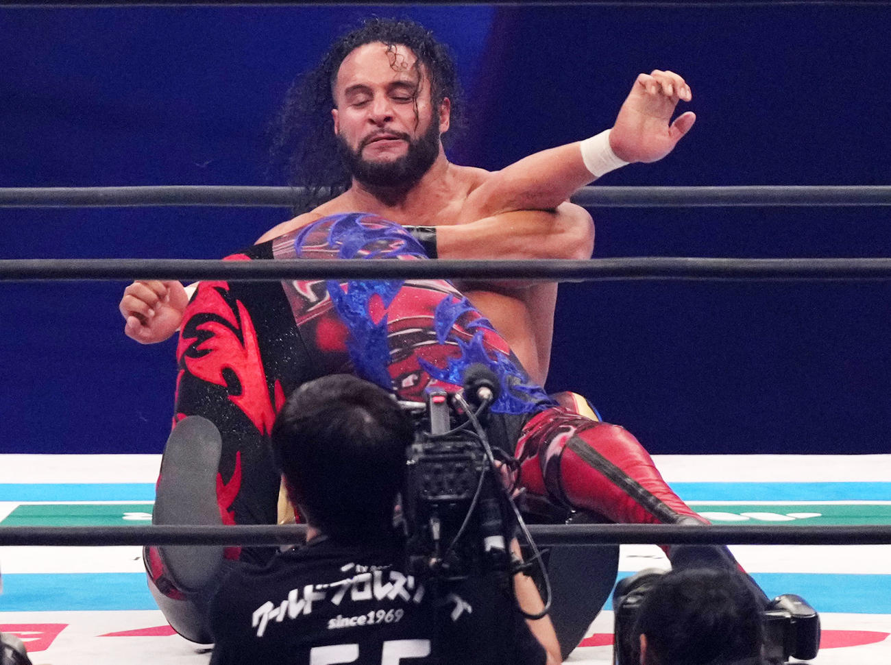 タマ・トンガ対鷹木信悟　DSDを決めるタマ・トンガ（奥）（撮影・横山健太）