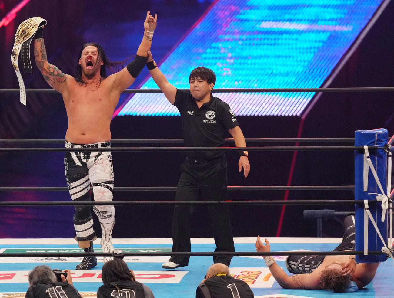 ベルトを掲げるデビッド・フィンレー（左）（撮影・横山健太）