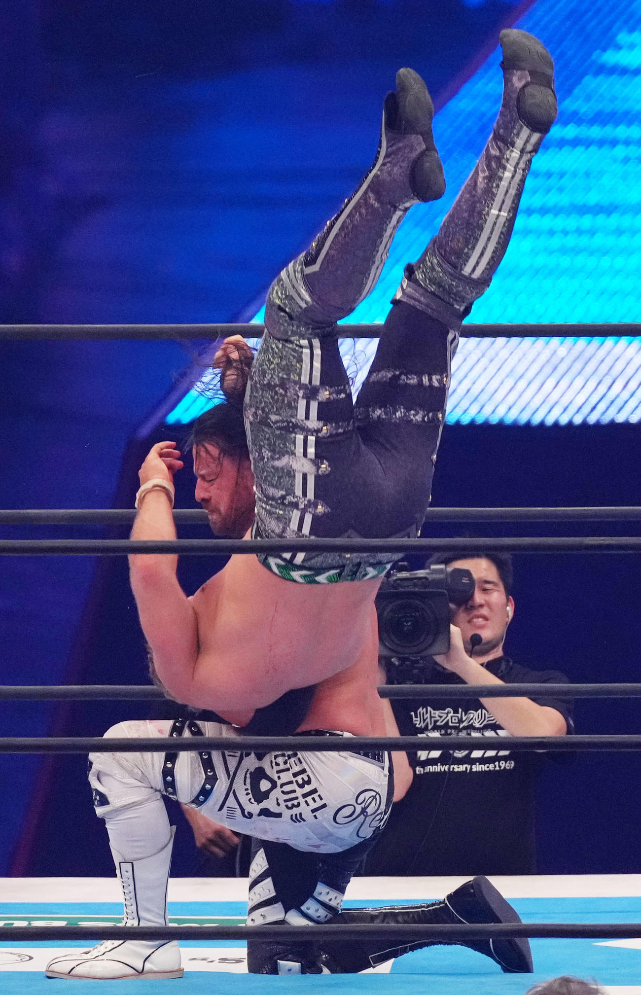 オスプレイ（手前）にINTO OBLIVIONを決めるデビッド・フィンレー（撮影・横山健太）