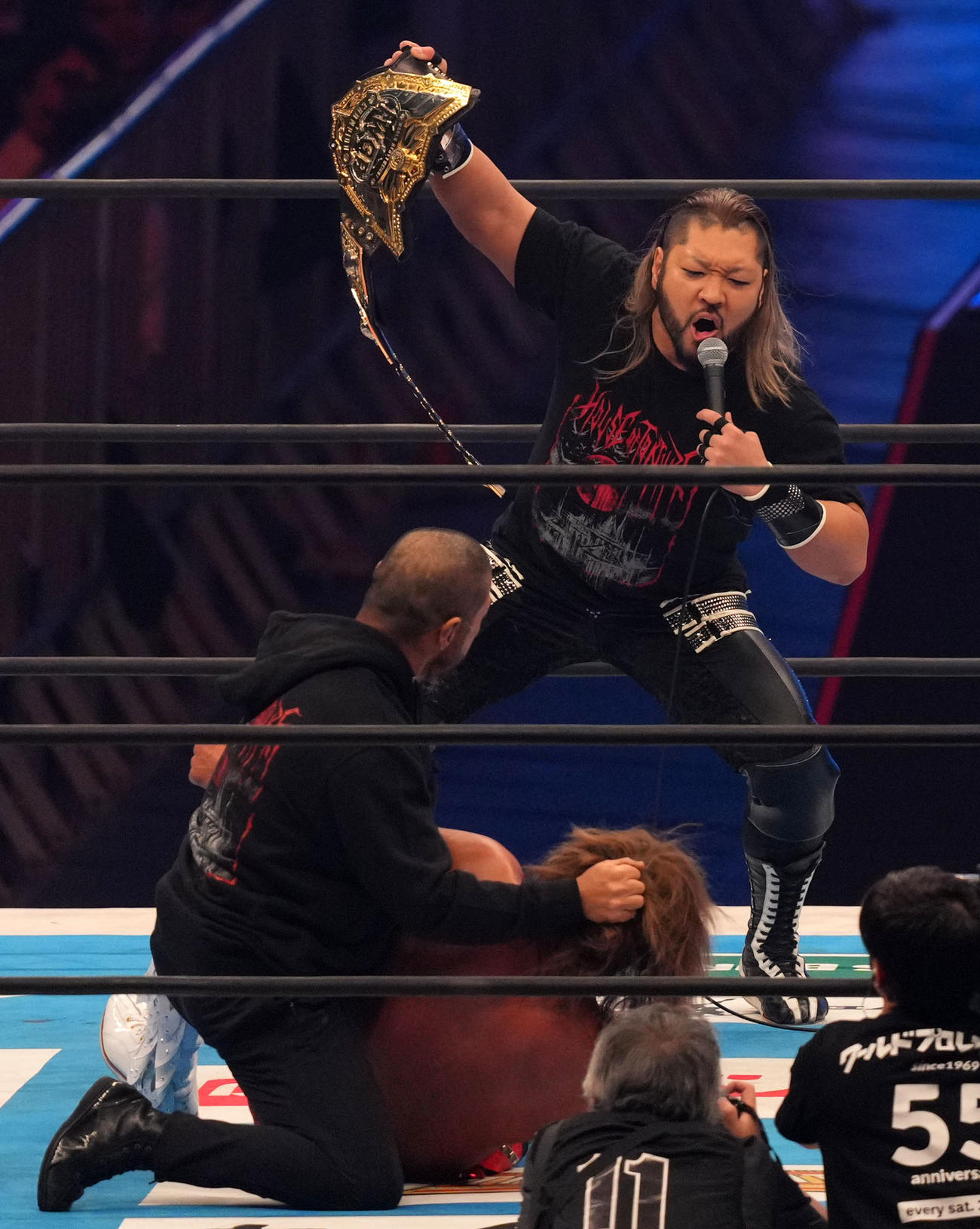 試合後、内藤を襲撃するEVIL（撮影・横山健太）