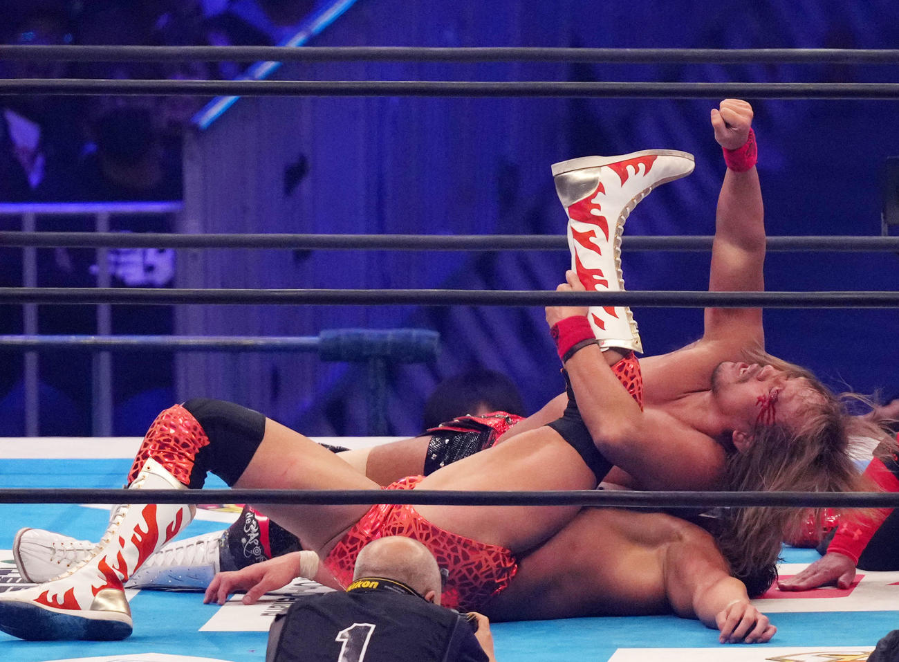 SANADA（下）に勝利し拳を突き上げる内藤（撮影・横山健太）
