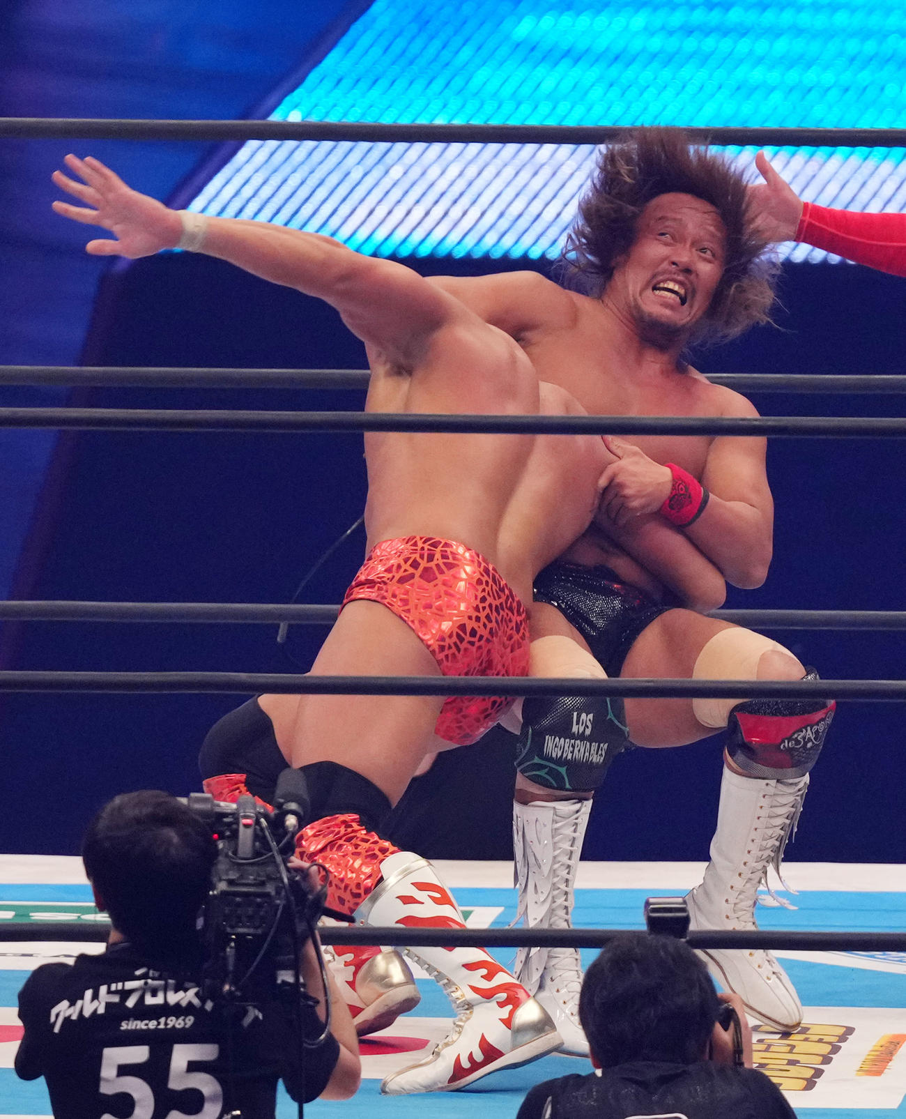 SANADA（左）の必殺技のデッドフォールを決める内藤（撮影・横山健太）