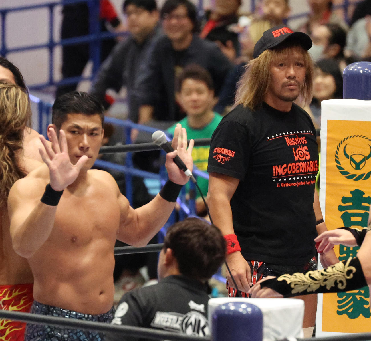 SANADA（左）から再戦を要求される内藤（撮影・中島郁夫）