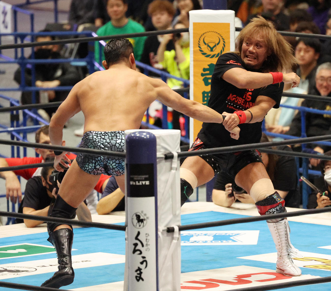 SANADA（左）にエルボーを浴びせる内藤（撮影・中島郁夫）