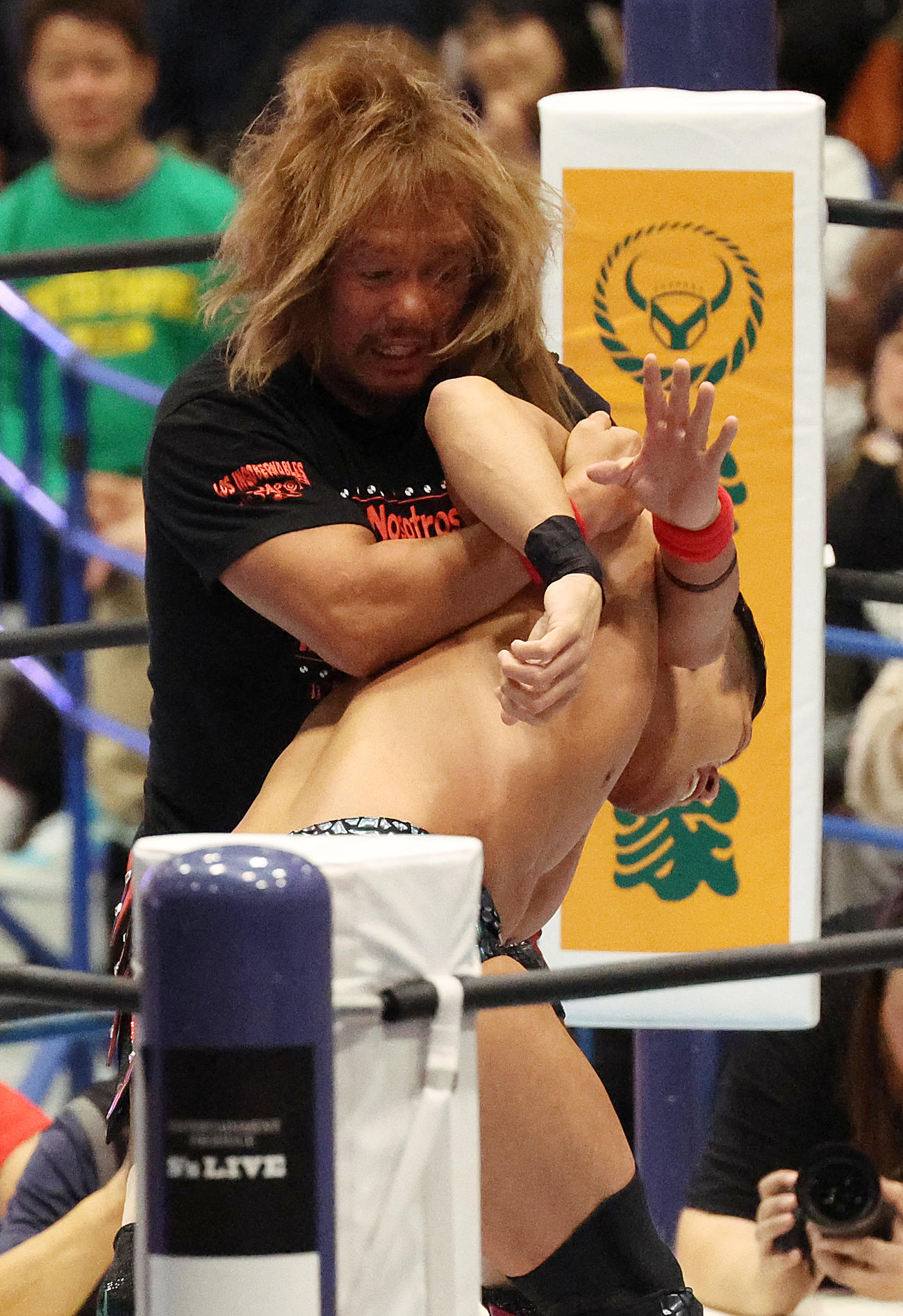 SANADA（下）の腕を攻める内藤（撮影・中島郁夫）