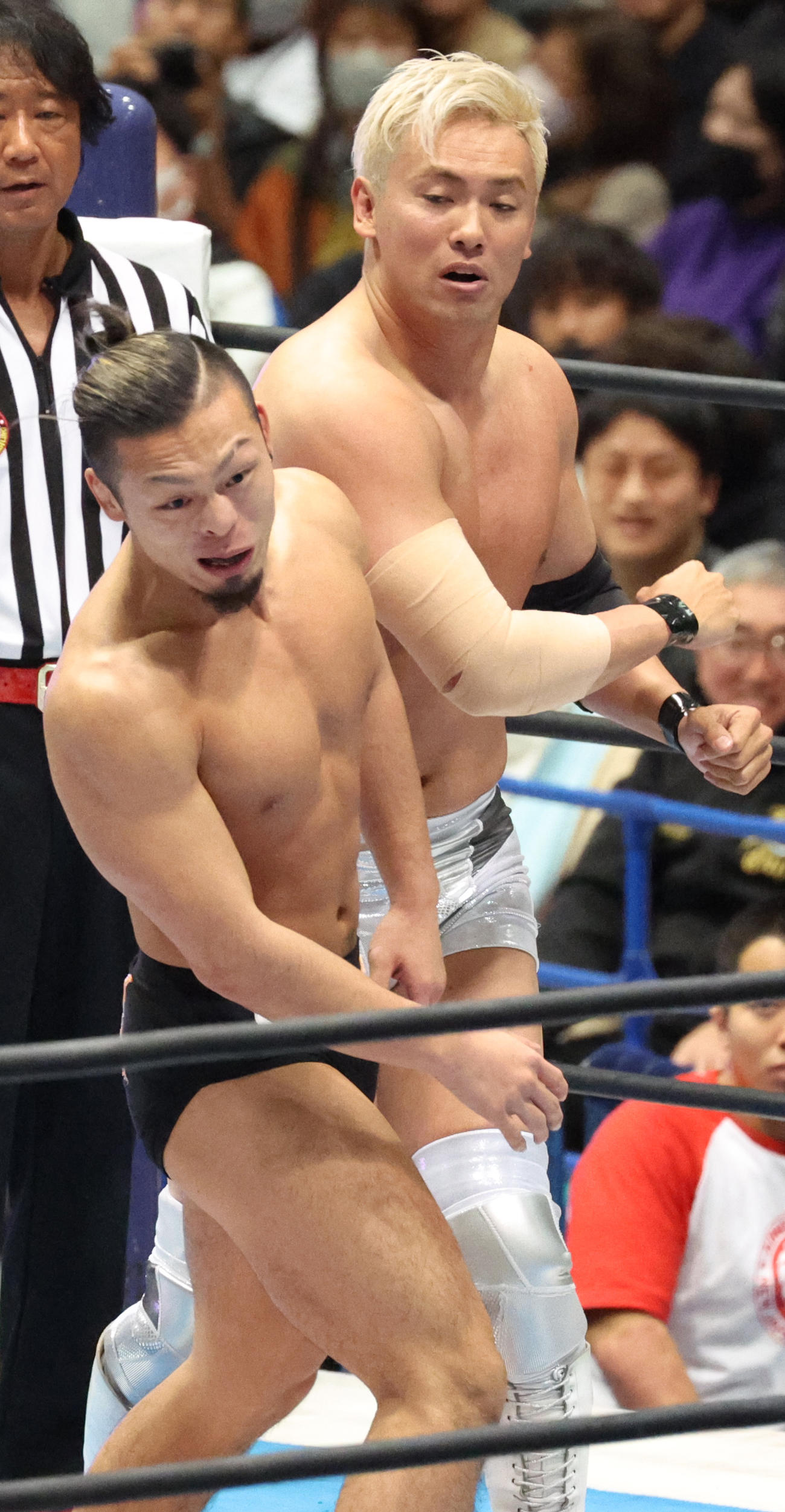 藤田（左）にエルボードロップを浴びせるオカダ（撮影・中島郁夫）