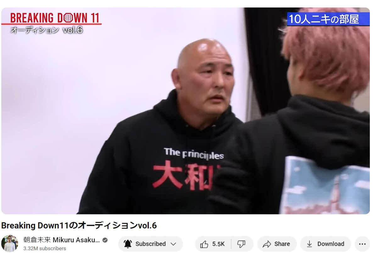 10人ニキに詰め寄るエンセン井上（左）（朝倉未来YouTubeチャンネルから）