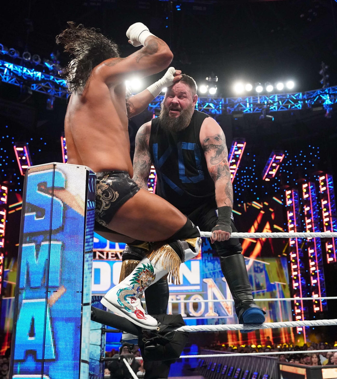 サントス・エスコバー（左）とのWWE・USヘビー級挑戦者決定トーナメント決勝に臨んだケビン・オーエンズ（C）2024 WWE, Inc. All Rights Reserved.