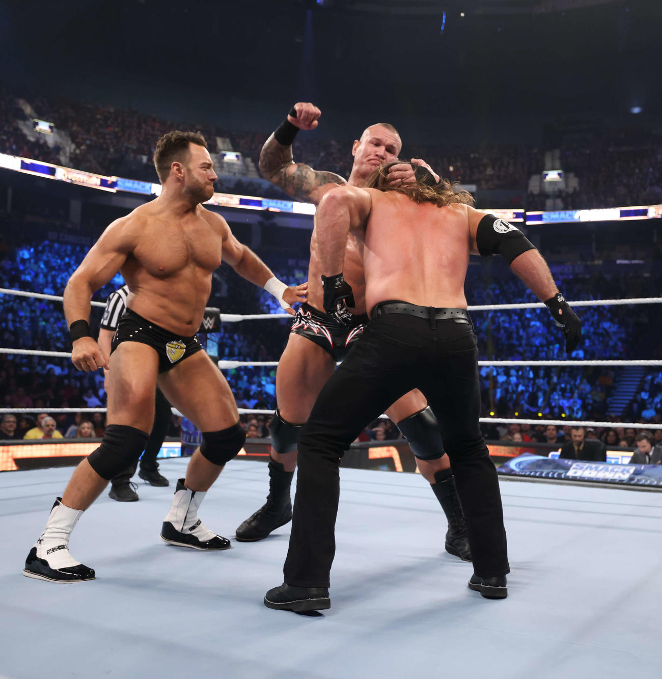 AJスタイルズ（右端）を攻めるランディ・オートン（中央）。左端はLAナイト（C）2024 WWE, Inc. All Rights Reserved.