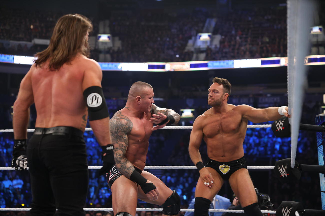 LAナイト（右端）に逆水平チョップするランディ・オートン（中央）。左端はAJスタイルズ（C）2024 WWE, Inc. All Rights Reserved.