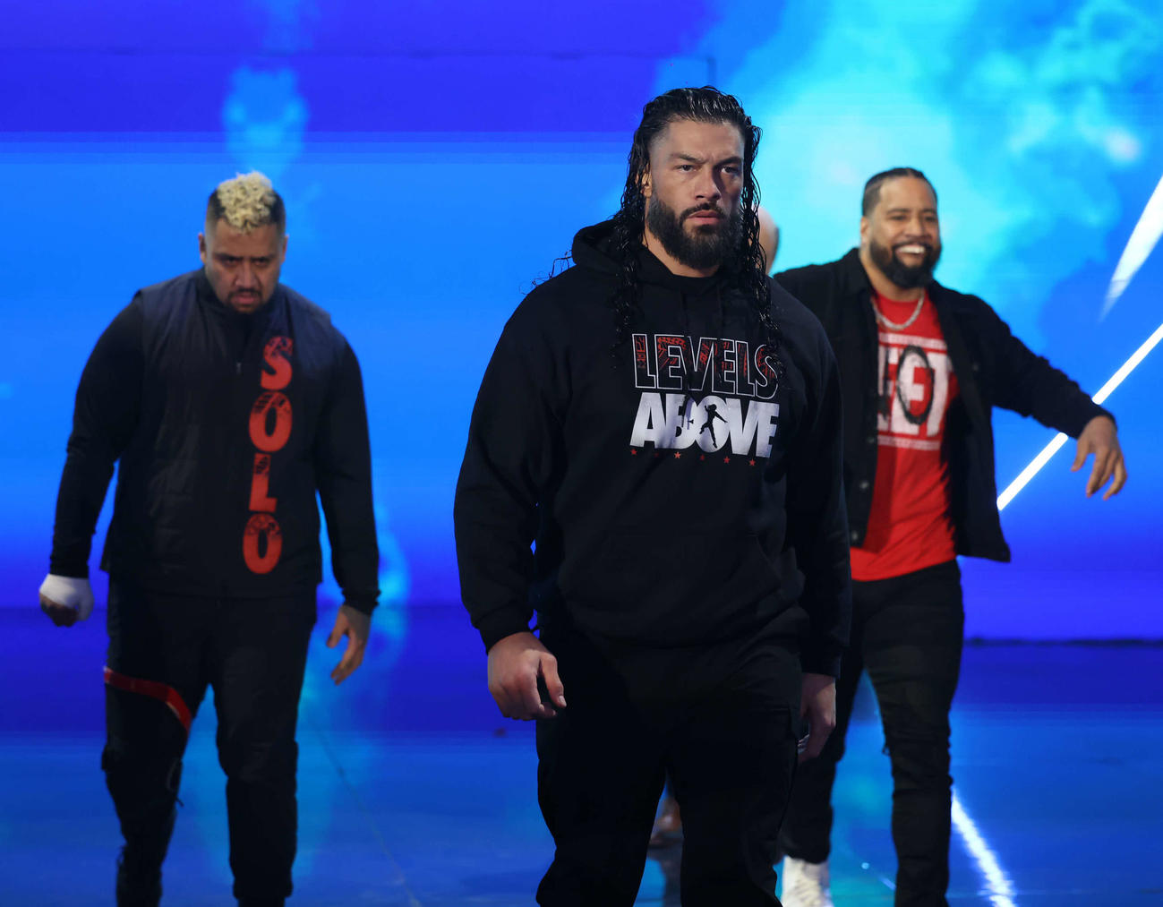 乱入する統一王者ローマン・レインズ（中央）とソロ・シコア（左端）、ジミー・ウーソ（C）2024 WWE, Inc. All Rights Reserved.
