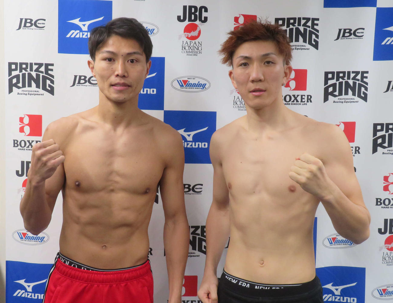 計量クリアしたWBOアジア・パシフィック・ライト級王者保田克也（左）と挑戦者の同級11位佐伯瑠壱斗