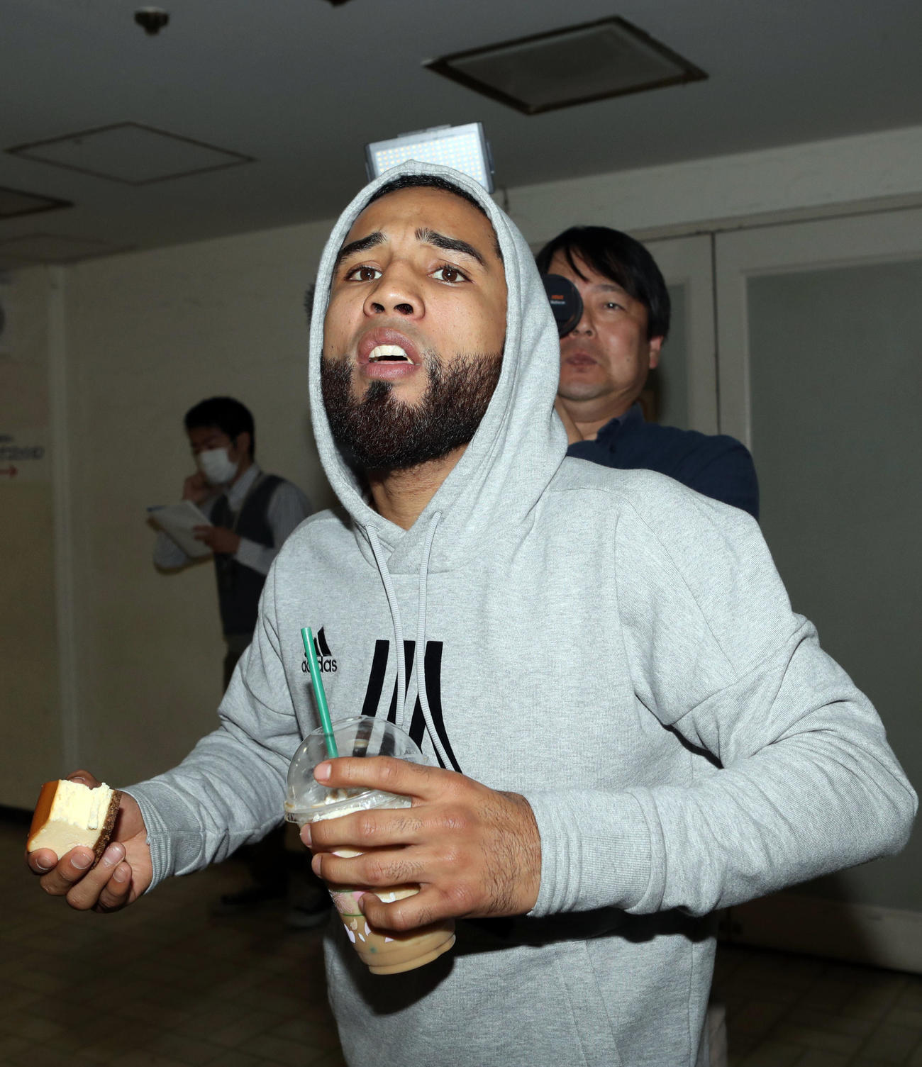 2018年3月、チーズケーキとコーヒー飲料を手に息巻くネリ