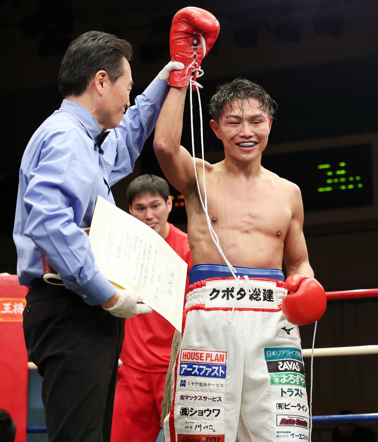 王者防衛に成功し笑顔を見せる保田（撮影・鈴木正人）