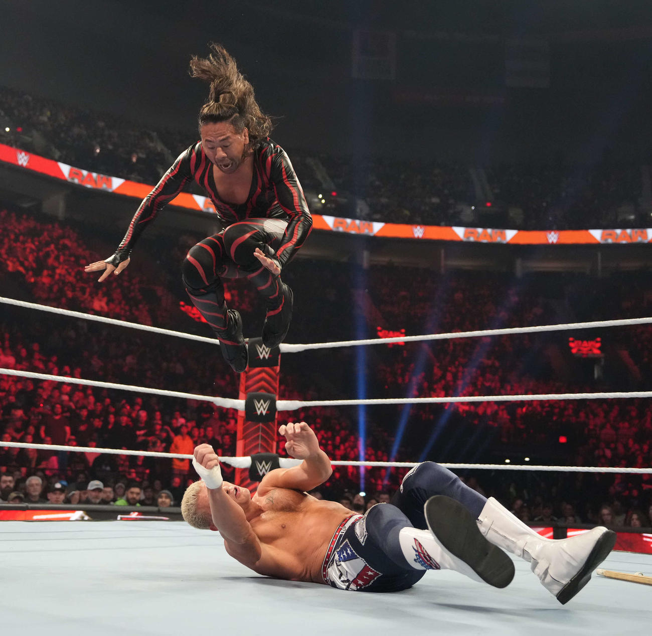 コーティ・ローデス（下）にニードロップを狙う中邑真輔（C）2024 WWE, Inc. All Rights Reserved.
