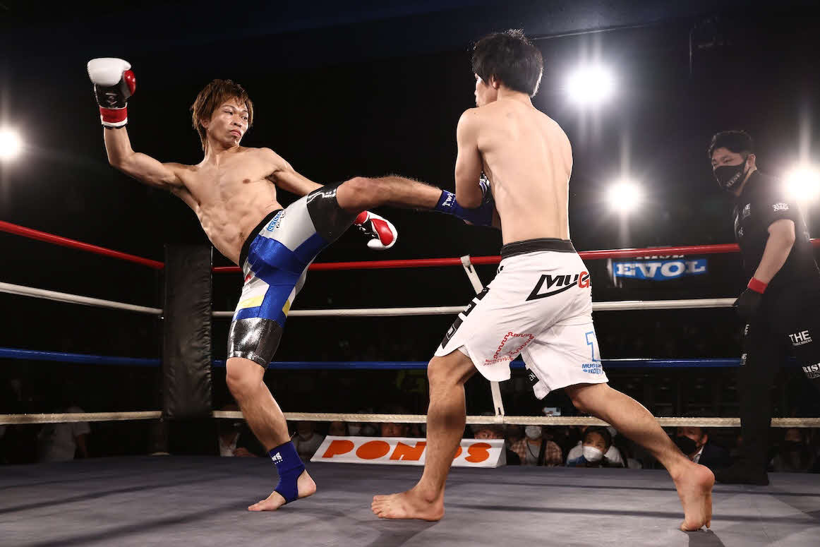 左キックを放つチャッピー吉沼（写真提供RISE）