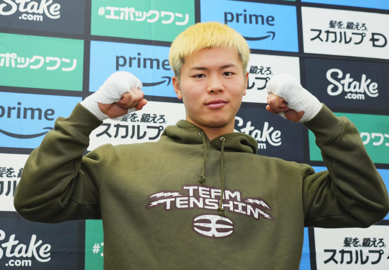 練習を公開し、カメラに向かってポーズをとる那須川天心（撮影・菅敏）