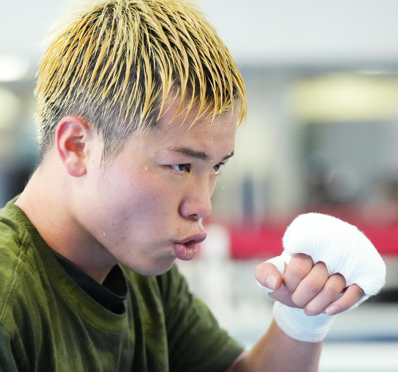 練習を公開し、汗を飛び散らせながらトレーニングをする那須川（撮影・菅敏）