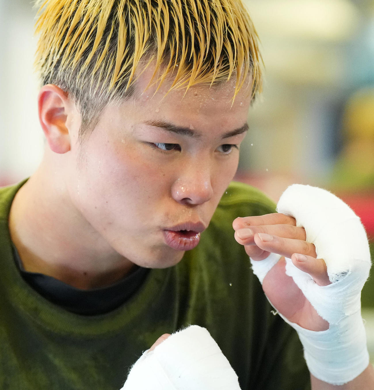 練習を公開し、汗を飛び散らせながらトレーニングをする那須川天心（撮影・菅敏）