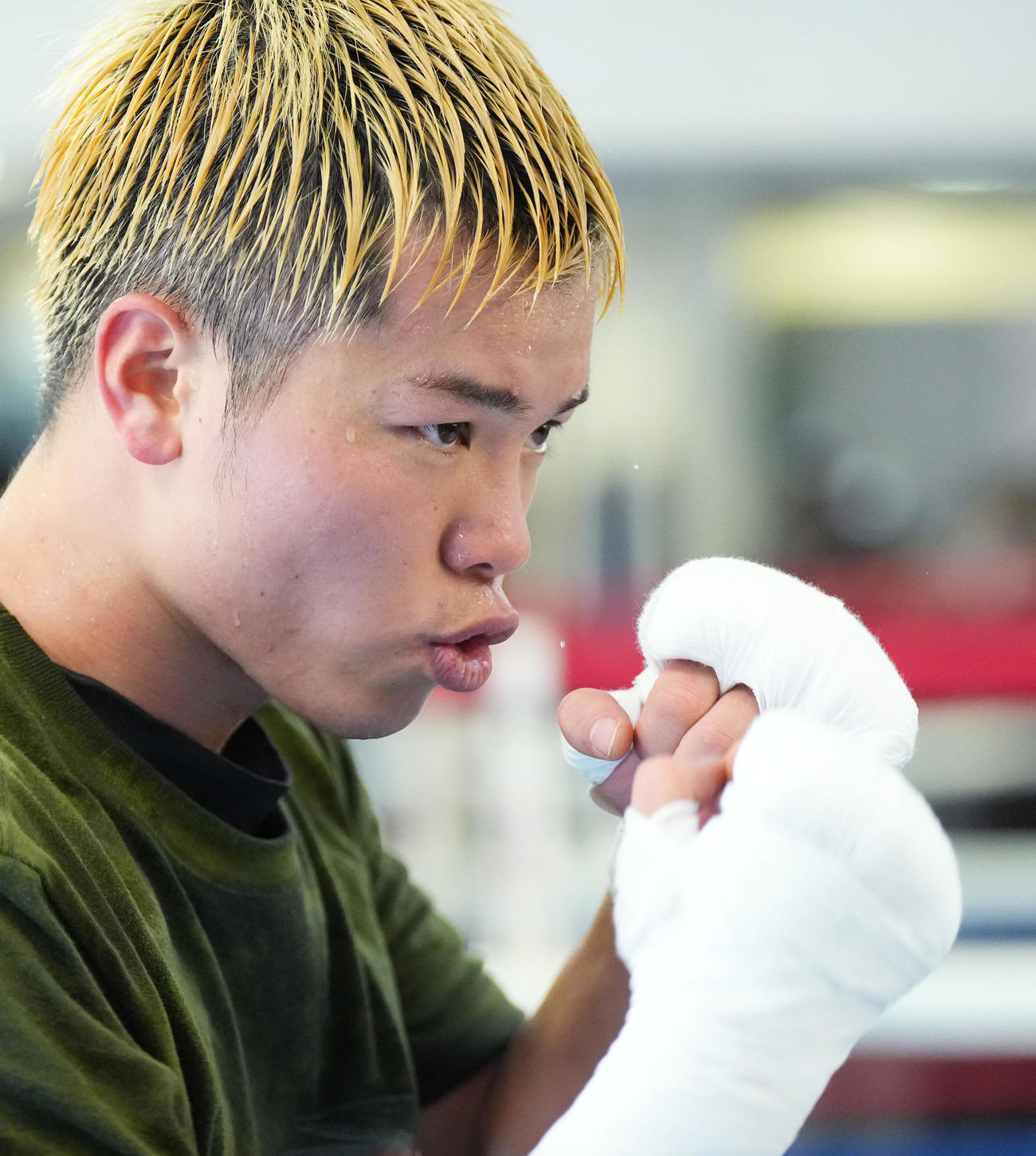練習を公開し、汗を飛び散らせながらトレーニングをする那須川天心（撮影・菅敏）