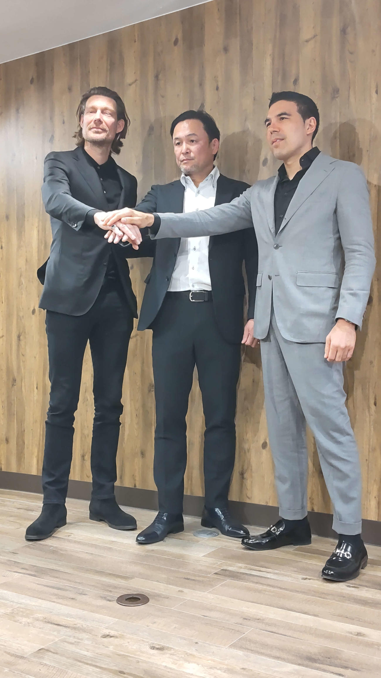 合同会見に出席した（左から）グローリー・ホルス氏、RISE伊藤代表、グローリー・ティマーズ氏