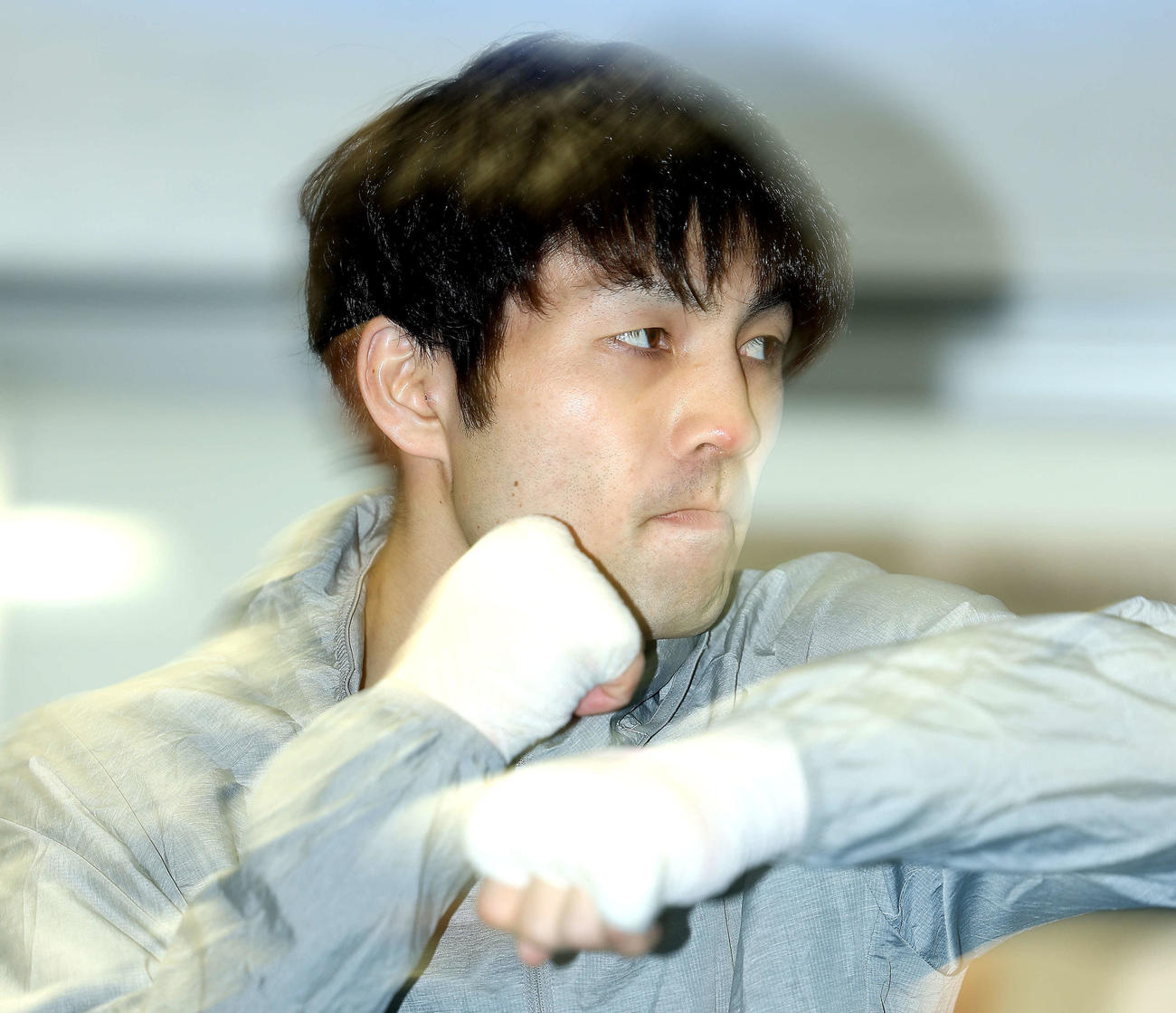 公開練習でシャドーボクシングするユーリ阿久井（撮影・河田真司）