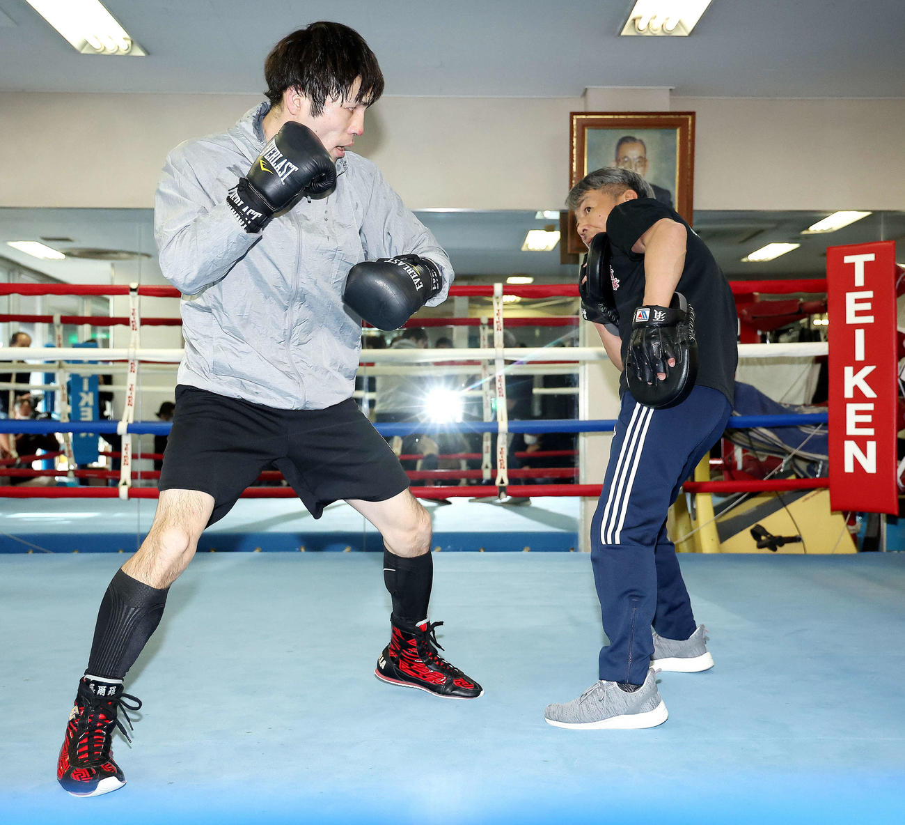 公開練習でミット打ちするユーリ阿久井（左）（撮影・河田真司）