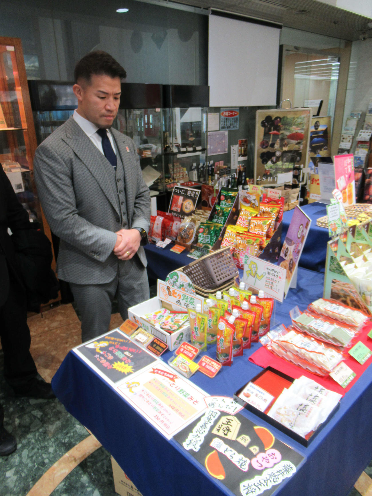 大阪プロレスのゼウス社長は、支援の一助として、石川県の特産品などを購入した（撮影・益田一弘）