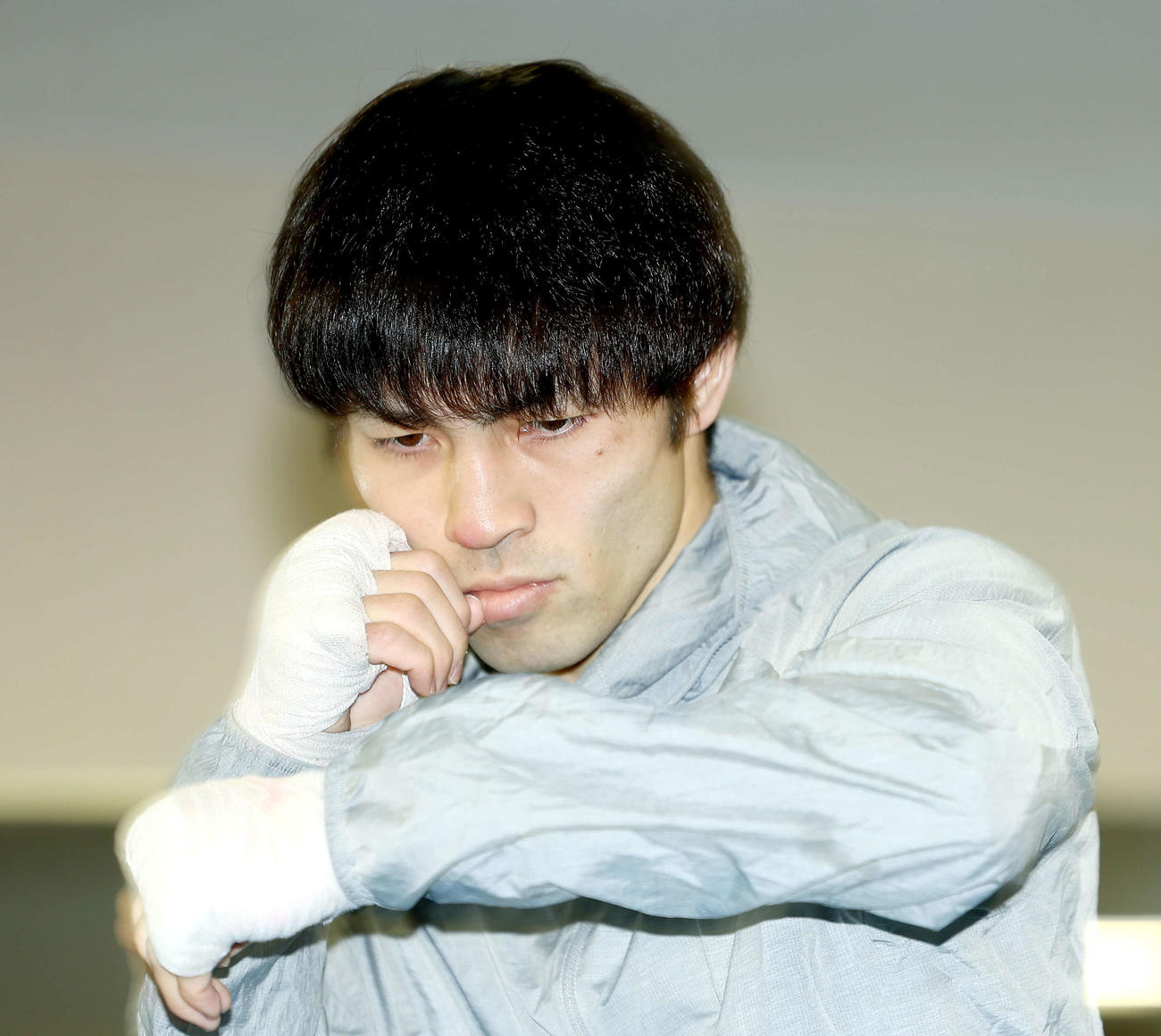 公開練習でシャドーボクシングするユーリ阿久井（撮影・河田真司）