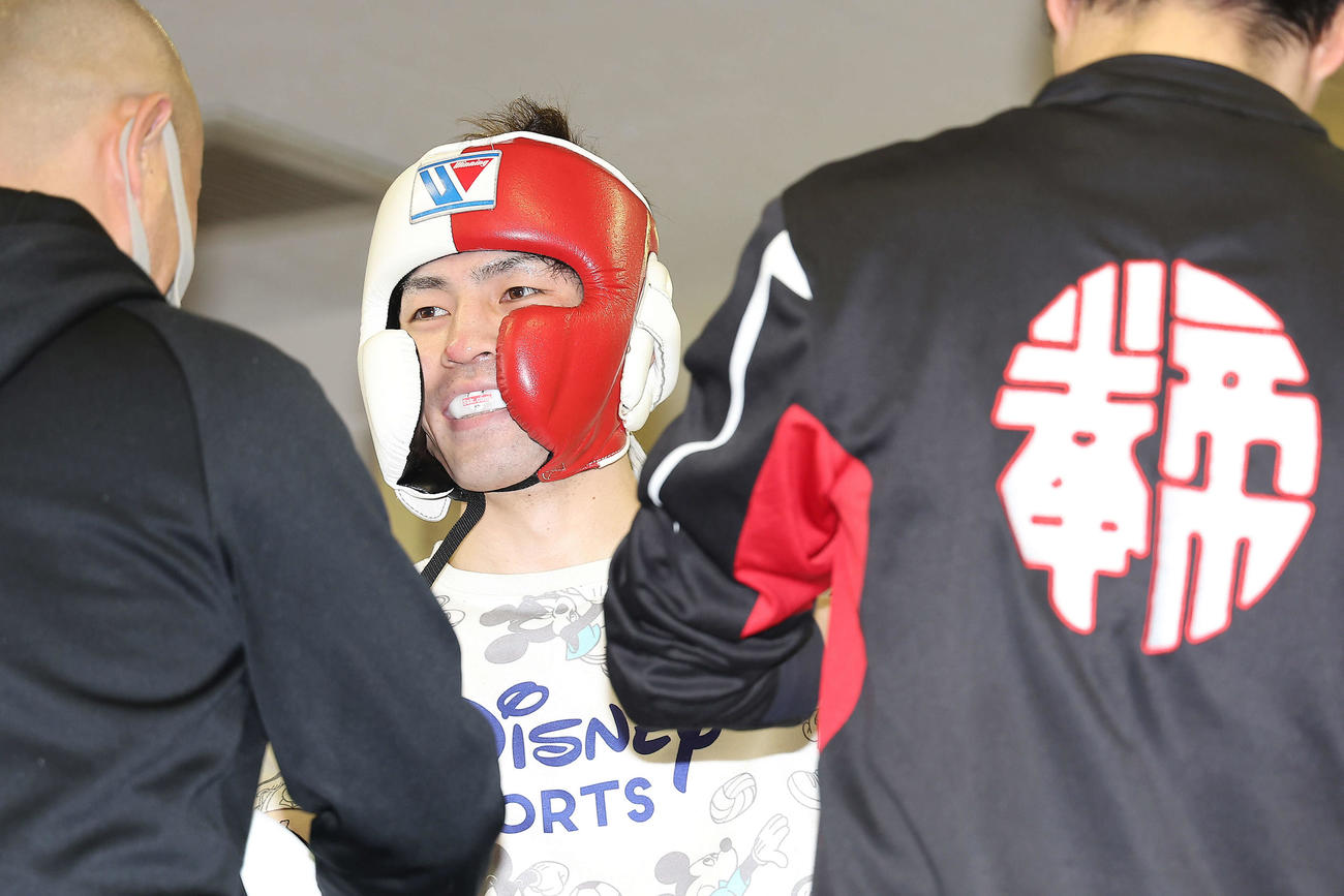 公開練習でスパーリングに臨むユーリ阿久井（撮影・河田真司）