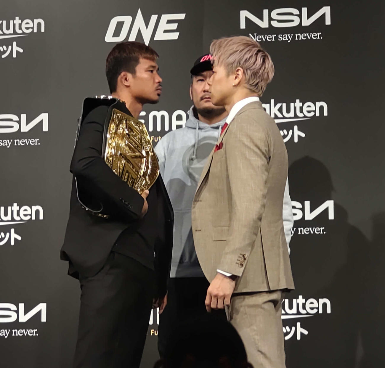 フェイスオフをするスーパーレック（左）と武尊。奥はONEのチャトリCEO