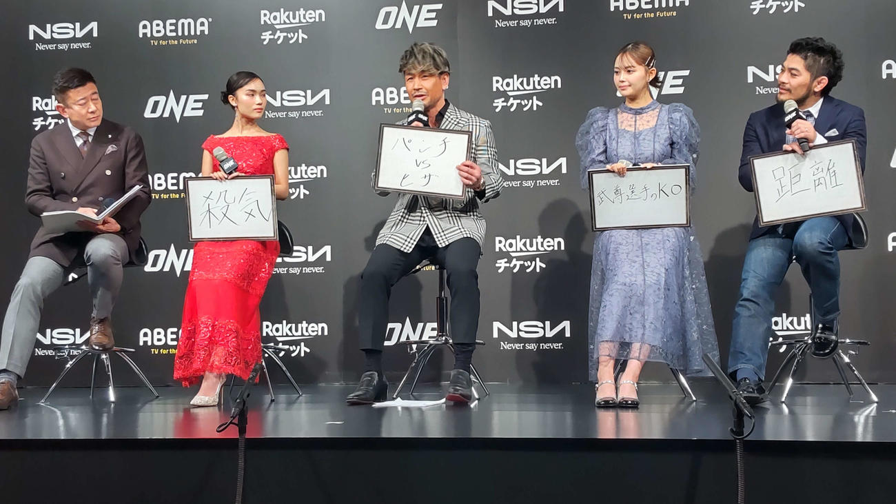 トークショーを行った（左から）矢野武アナウンサー、舞良、魔裟斗、森日菜美、大沢ケンジ