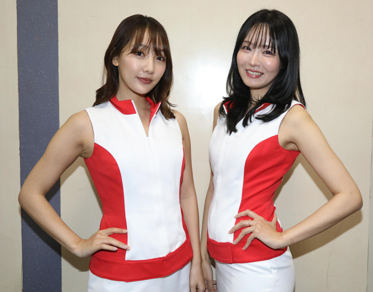 ラウンドガールの安倍有里子（左）と遊馬りえ（撮影・中島郁夫）