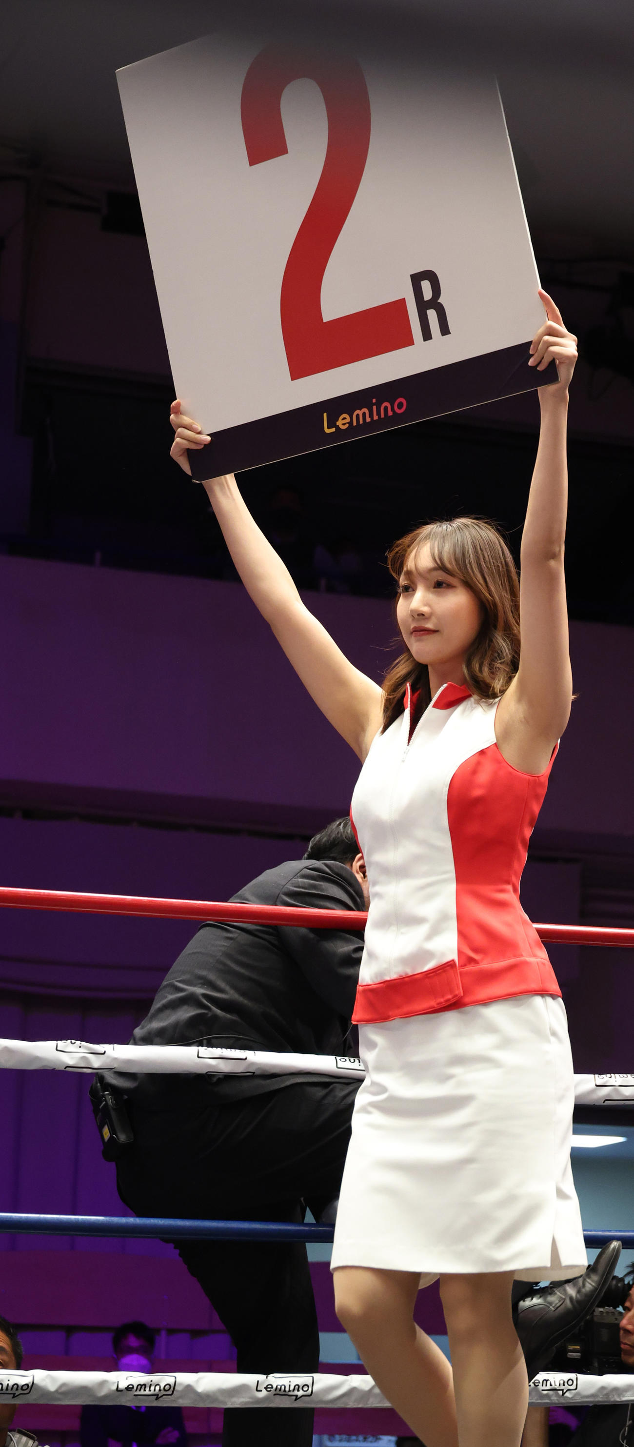 ラウンドガールの安倍有里子（撮影・中島郁夫）