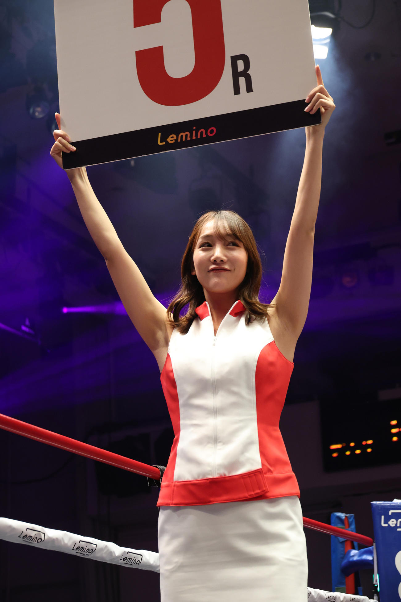 ラウンドガールの安倍有里子（撮影・中島郁夫）