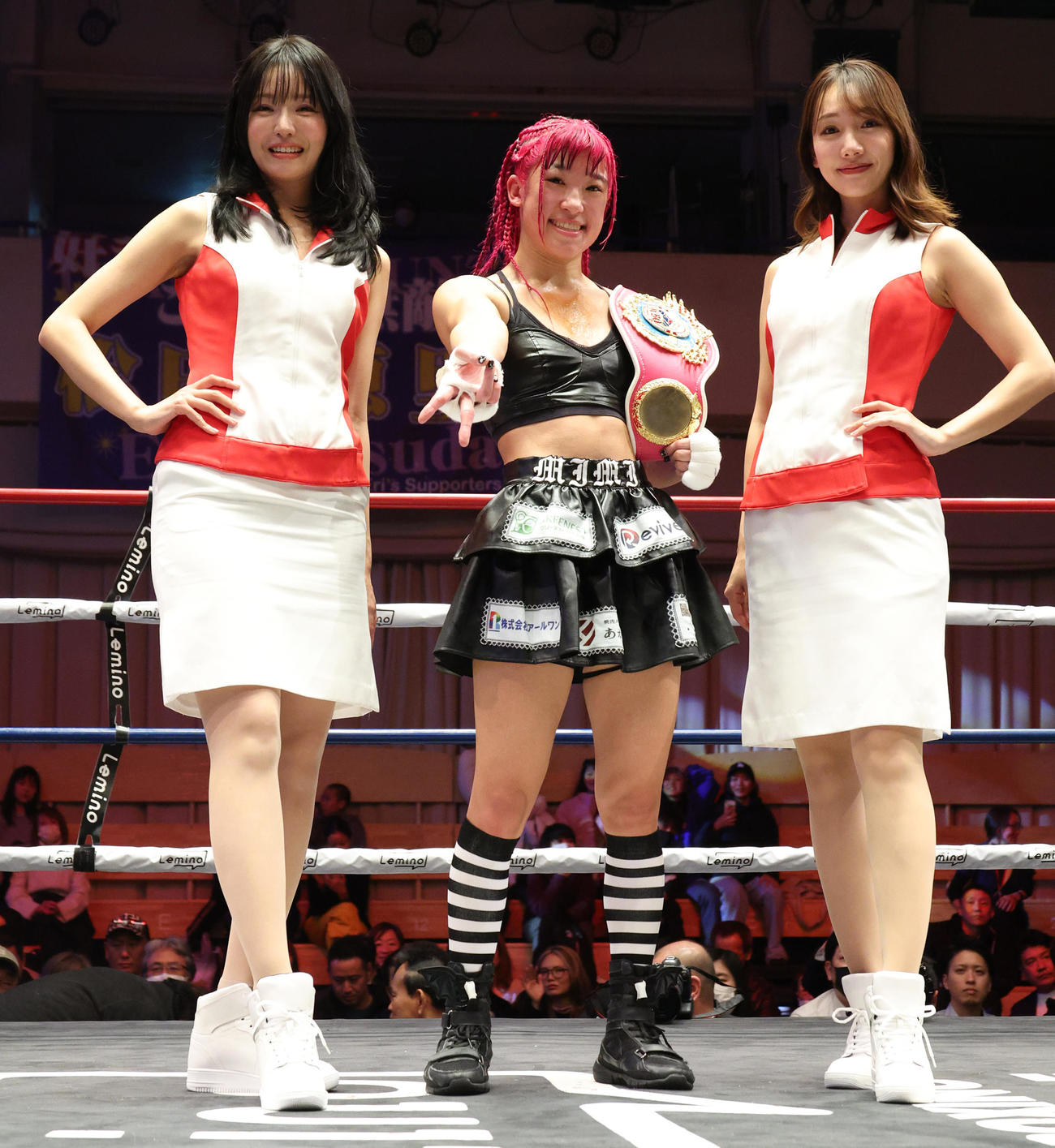 WBO女子世界スーパーフライ級タイトル防衛に成功した昼田（中央）（撮影・中島郁夫）