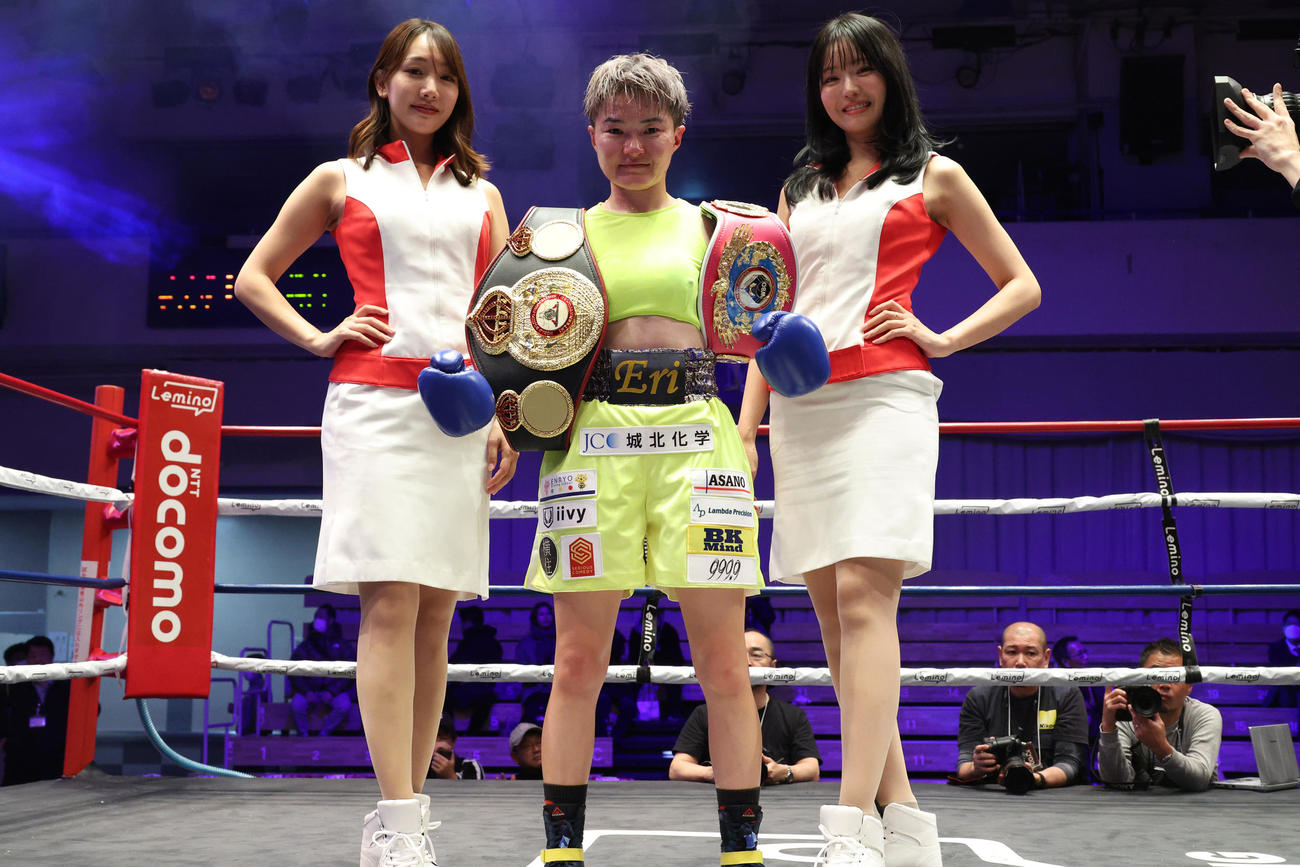 WBA・WBO女子世界アトム級統一新王者に輝いた松田（中央）（撮影・中島郁夫）
