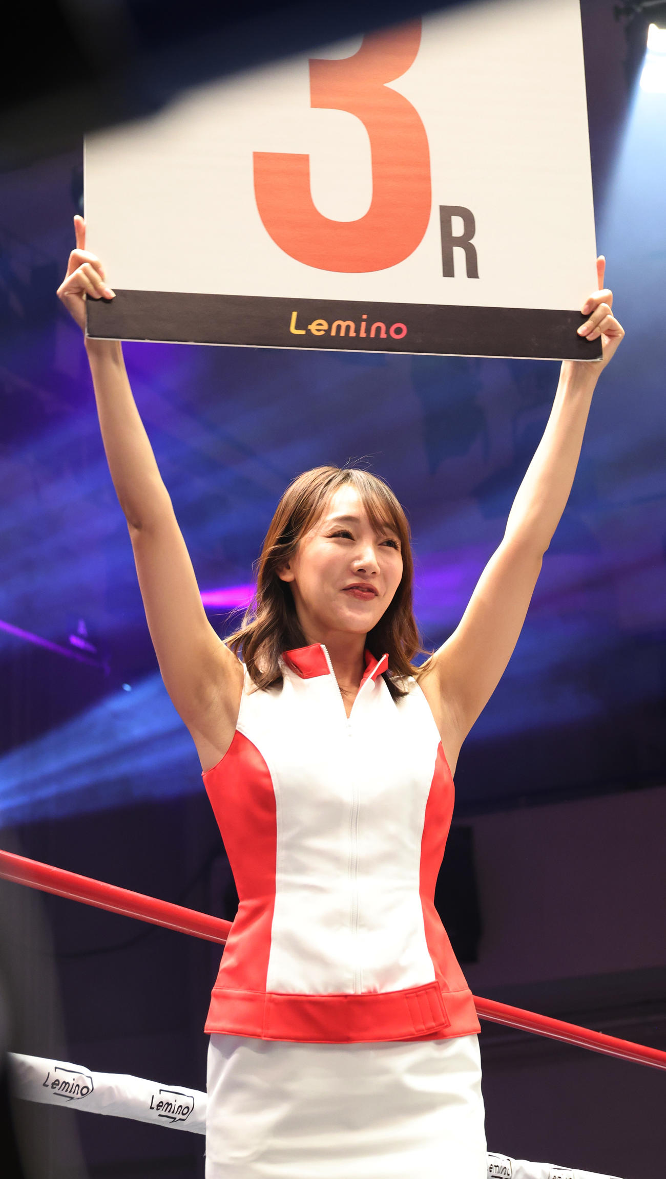 ラウンドガールの安倍有里子（撮影・中島郁夫）