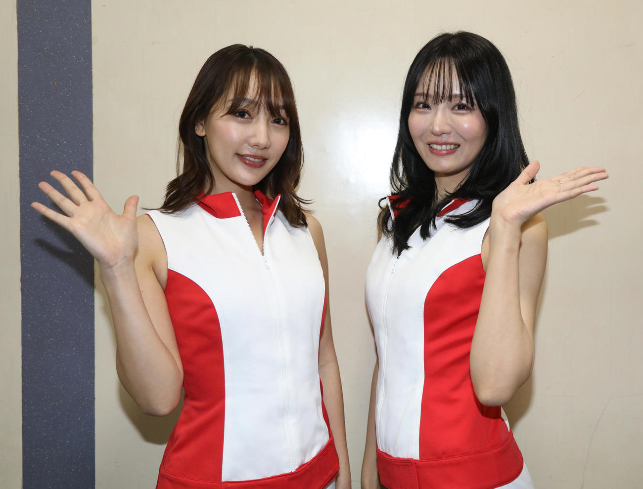ラウンドガールの安倍有里子（左）と遊馬りえ（撮影・中島郁夫）