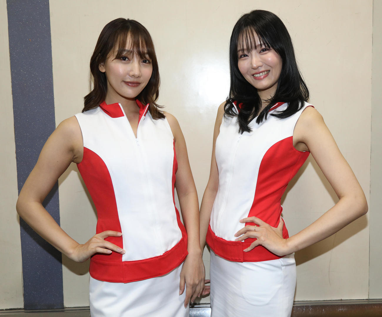 ラウンドガールの安倍有里子（左）と遊馬りえ（撮影・中島郁夫）