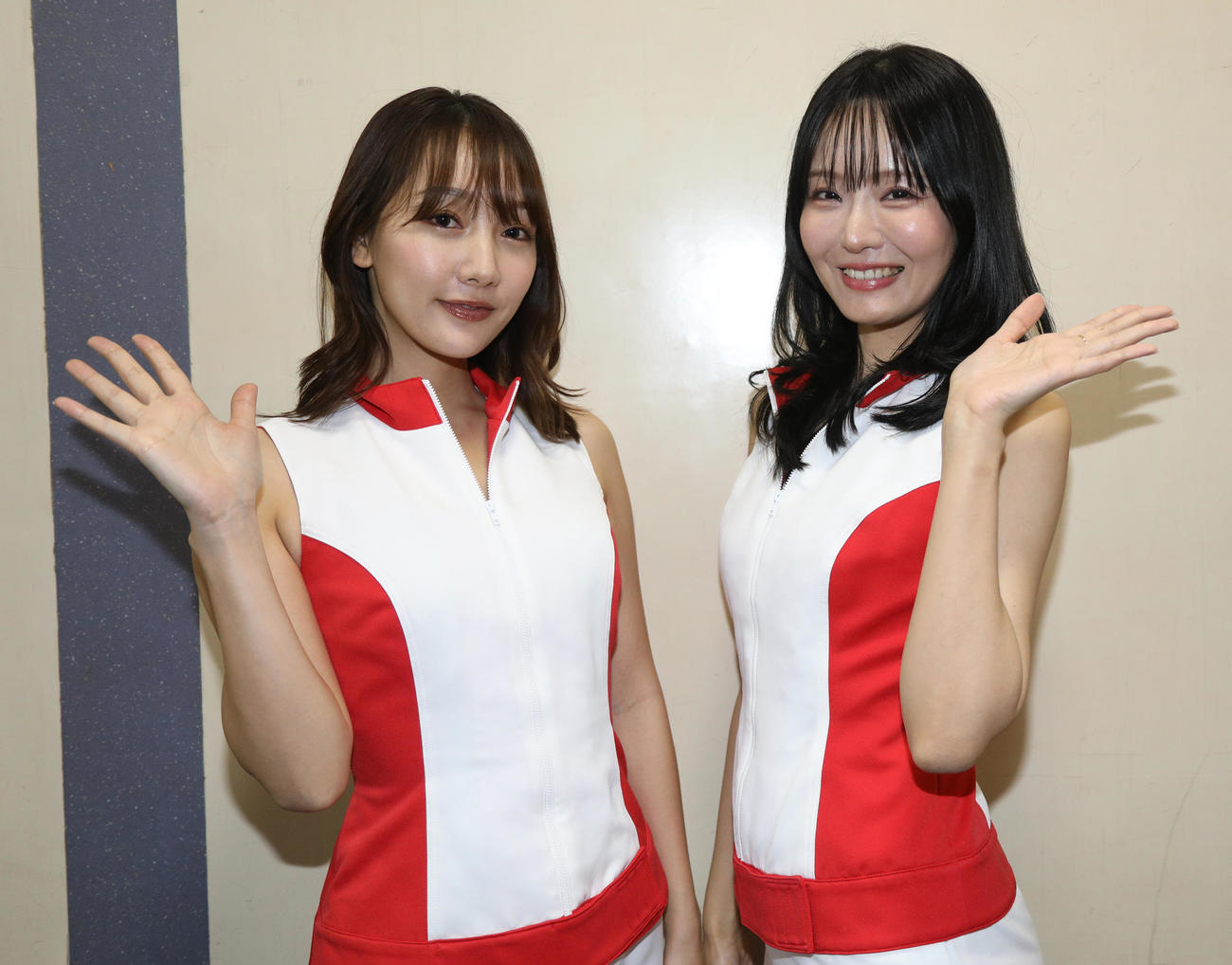 ラウンドガールの安倍有里子（左）と遊馬りえ（撮影・中島郁夫）