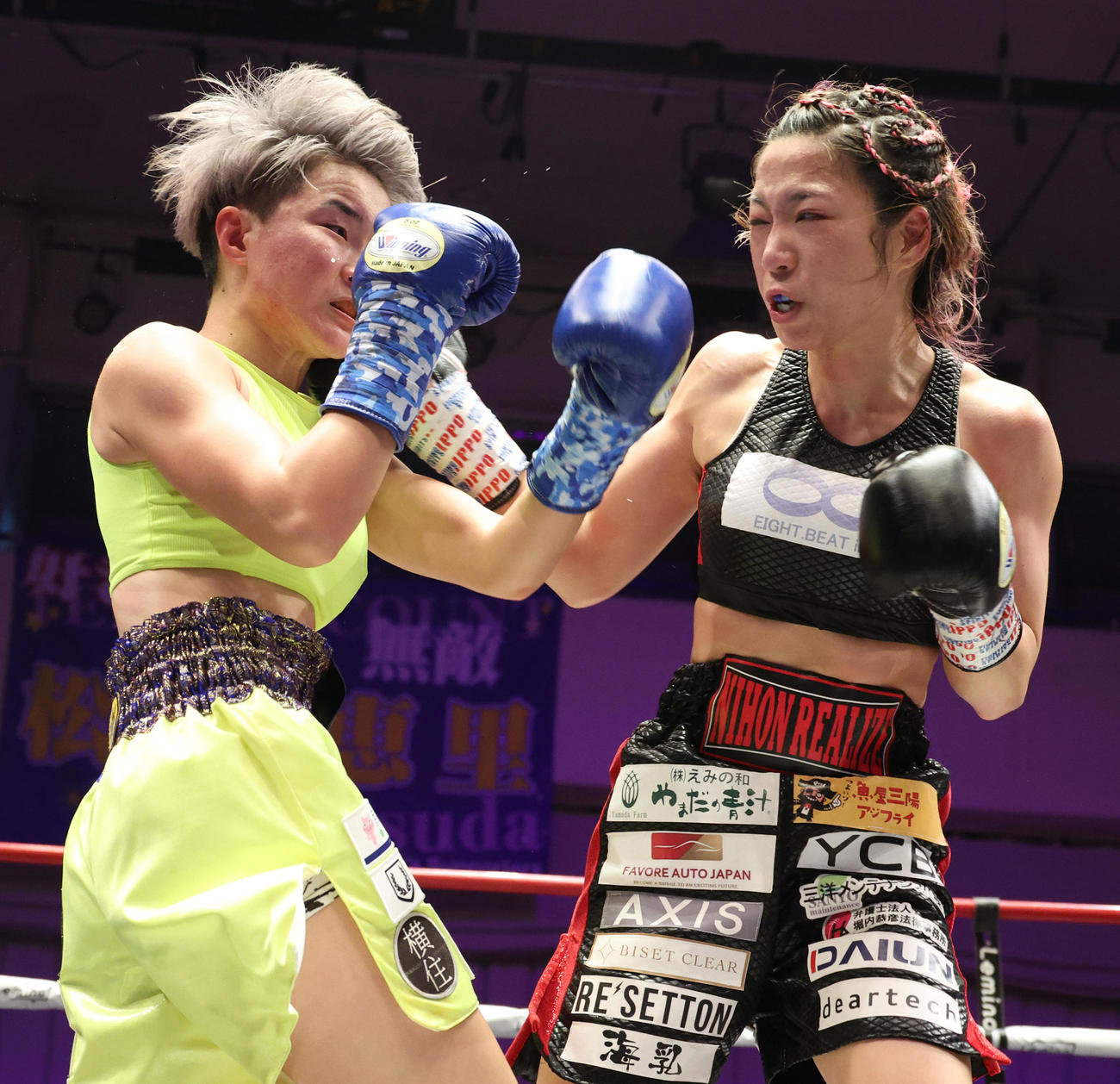 松田（左）に右フックを浴びせる黒木（撮影・中島郁夫）