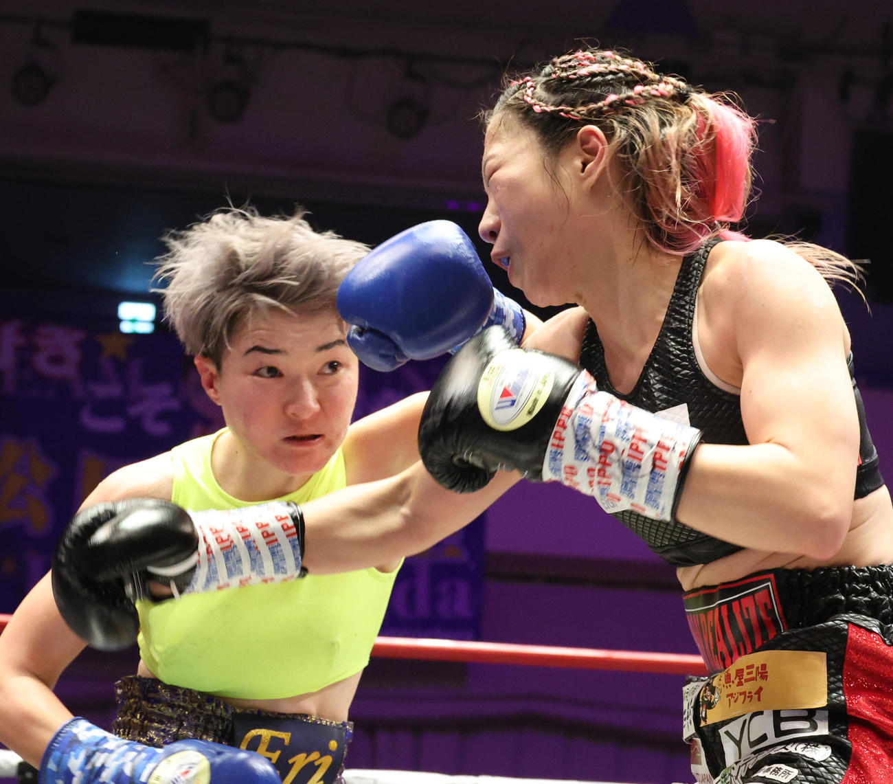 黒木（右）に右フックを浴びせる松田（撮影・中島郁夫）